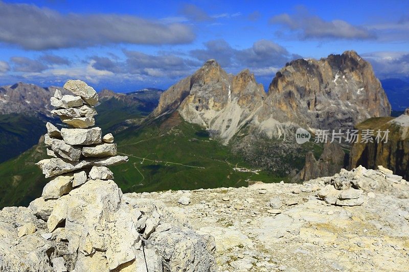 Inukshuk, Sassolungo aerial全景，SAS Pordoi, Dolomites, Italian Tirol alps